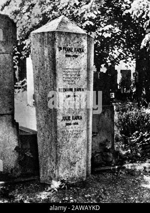 La tomba dello scrittore boemiano Franz KAFKA ( Praha 1883 - Kierling , Wienn 1924 ) nel nuovo cimitero ebraico di Praga a Zizkov . Con lui suo padre Lei Foto Stock