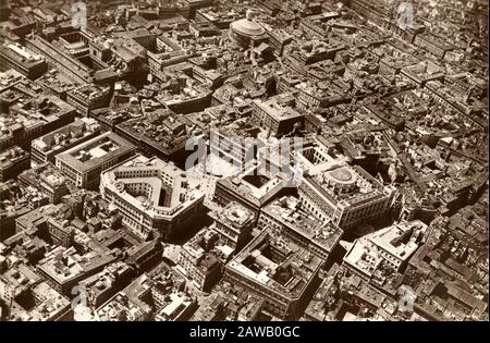 1920 ca. , ROMA , ITALIA : PIAZZA COLONNA , VIA DEL CORSO , i palazzi DEL PARLAMENTO ( Palazzo Montecitorio ) e SENATO ( Palazzo Chigi ), in Foto Stock