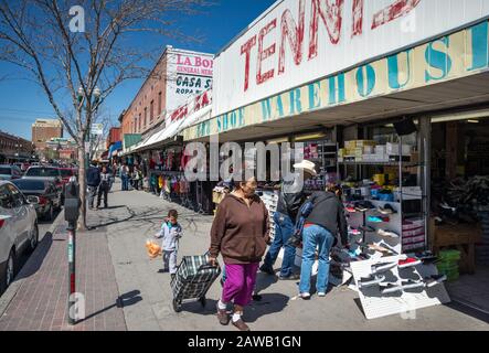 Gli amanti dello shopping in negozi a sud di El Paso Street a El Paso, Texas, Stati Uniti d'America Foto Stock