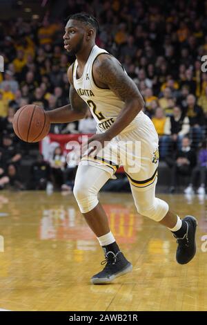 Wichita, Kansas, Stati Uniti. 06th Feb, 2020. Wichita state Shockers guardia Jamarius Burton (2) gestisce la palla durante il NCAA Basketball Game tra i Cincinnati Bearcats e Wichita state Shockers alla Charles Koch Arena di Wichita, Kansas. Kendall Shaw/Csm/Alamy Live News Foto Stock