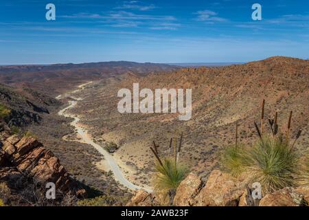 Vista panoramica sul crinale lungo il Gammon Range con la strada sterrata che si snoda attraverso la valle fino ad Arkaroola, South Australia. Foto Stock