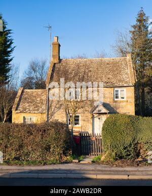 Cotswold cottage in pietra nel pomeriggio luce invernale. Vicino Stanway, Cotswolds, Gloucestershire, Inghilterra Foto Stock