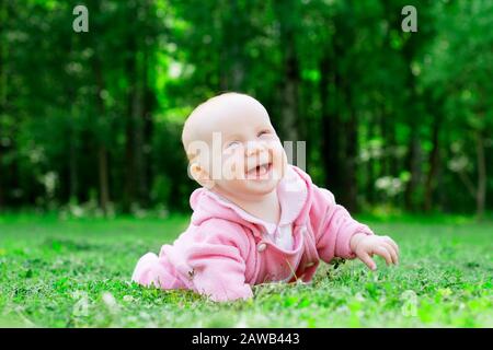 Immagine di un bambino sdraiato sull'erba nel parco Foto Stock