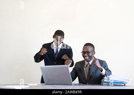 Nero due persone che lavorano felici a Bamako, Mali Foto Stock