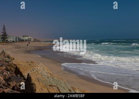 Spiaggia pubblica e appartamenti vacanze a Swakopmund, Namibia Foto Stock