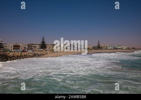 Spiaggia pubblica e appartamenti vacanze a Swakopmund, Namibia Foto Stock