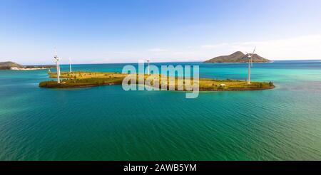 Veduta aerea: Turbine eoliche offshore alle Seychelles, Mahe Victoria Foto Stock