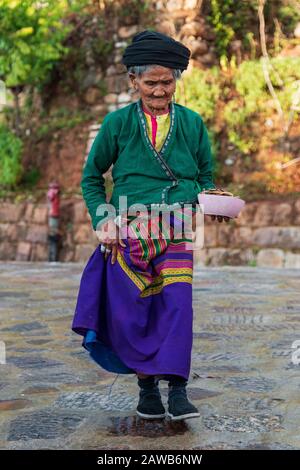 Xishuangbanna, Cina - 31 dicembre 2019: Donna Bulong (chiamata anche Blang) che cammina in un villaggio remoto a Xishuangbanna Foto Stock