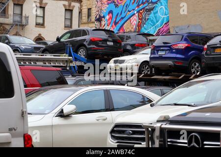 Un parcheggio pieno di auto nel centro di Manhattan, New York, NY Foto Stock