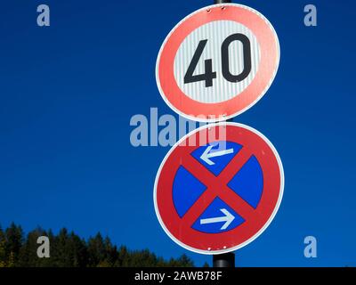 Segnale stradale tedesco: Stop assoluto NO e limite di velocità 40 mph contro un cielo blu Foto Stock