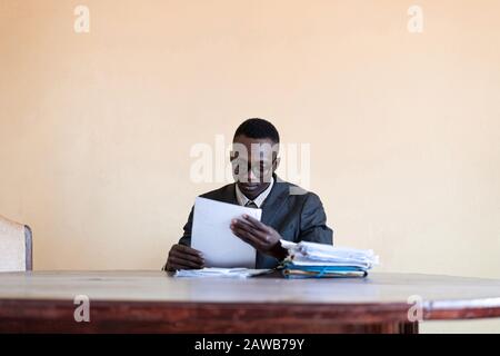 Lavoratore felice effettivo che concentra il lavoro in ufficio Foto Stock