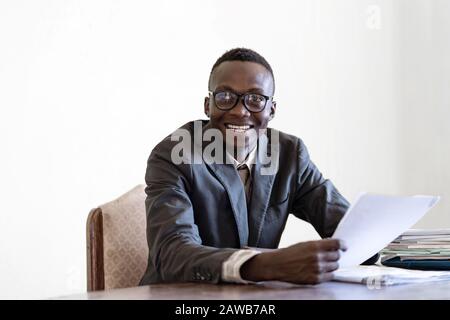 Il ceo di lavoro dell'uomo di affari felice reale che osserva concentrato Foto Stock