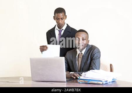 Il giovane ragazzo reale che concentra l'esecutivo isolato Foto Stock