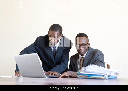 Colpo di candida di coppia degli uomini d'affari Malian che lavorano insieme con il laptop Foto Stock