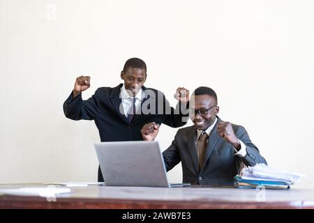 I colleghi di Ethnicity neri hanno messo a fuoco duro in un edificio africano Foto Stock