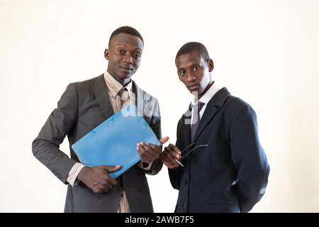 Immagine candid degli uomini d'affari che lavorano nel suo ufficio che collaborano Foto Stock