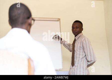 Candido Foto di African Man Holding Presentazione con il pubblico in ascolto a Bamako, Mali Foto Stock
