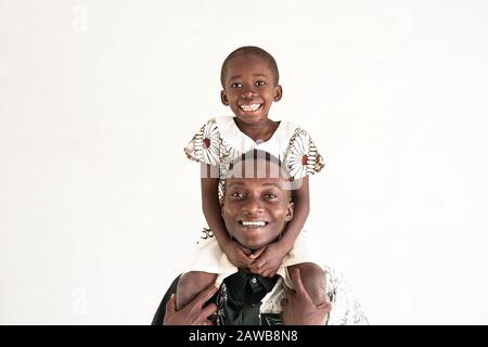 Foto candida della famiglia africana che posa e ride insieme come un simbolo di diversità per i padri e i bambini africani Foto Stock