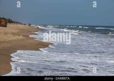 paesaggio di grande acqua bianca onda con la costa sulla spiaggia con cielo blu chiaro e spiaggia di sabbia marrone nel chchennai, Foto Stock