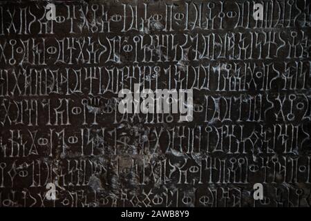 Antico stonewiht incisi vecchie lettere Alphabet che scriveva dai tempi antichi Foto Stock