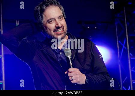 Spiaggia di ciottoli, Stati Uniti. 07th Feb, 2020. Monterey, California, USA Febbraio 7th 2020 Ray Romano Performing at the half time Volunteer party on the second day of THE AT&T Pro-Am PGA Golf event at Pebble Beach, befgore appare agli Oscar il Sunday Credit: Motofoto/Alamy Live News Foto Stock