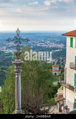 Vista panoramica sul Sacro Monte di Varese e sulla Valle del po, Italia Foto Stock