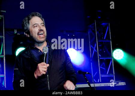 Spiaggia di ciottoli, Stati Uniti. 07th Feb, 2020. Monterey, California, USA Febbraio 7th 2020 Ray Romano Performing at the half time Volunteer party on the second day of THE AT&T Pro-Am PGA Golf event at Pebble Beach, befgore appare agli Oscar il Sunday Credit: Motofoto/Alamy Live News Foto Stock