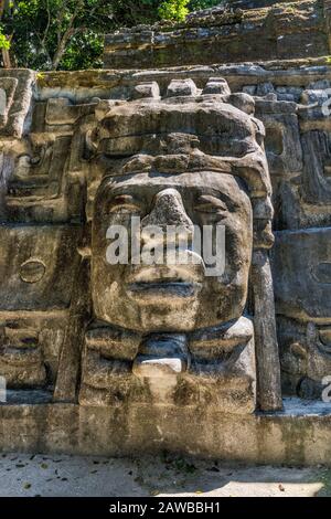 La maschera di uomo, tempio di maschera a Lamanai, le rovine Maya, la foresta pluviale vicino la Chiesa indiana village, Orange Walk distretto, Belize Foto Stock