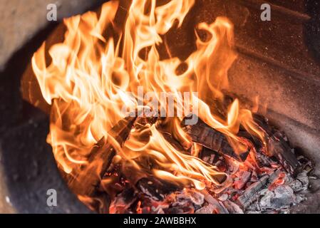 Legna da ardere e carbone in camino, preparazione per barbecue Foto Stock