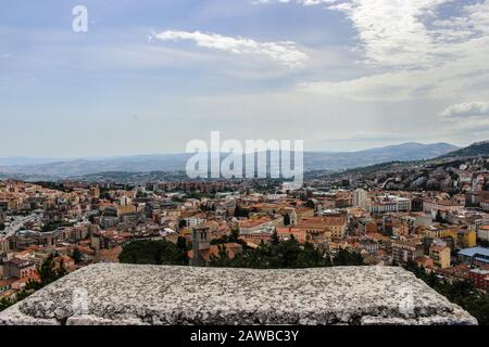 Vista sul Castello di Monforte, Campobasso Foto Stock