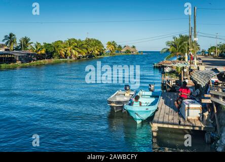 North Stann Creek River Fmouth sulla costa caraibica del mare a Dangriga, Stann Creek District, Belize Foto Stock