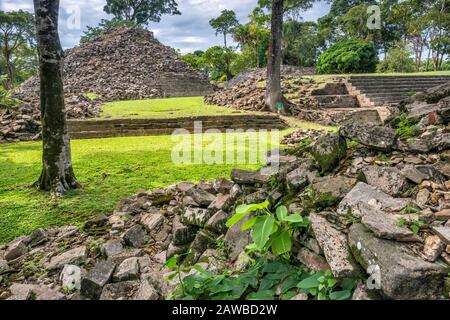 Struttura 12 a Lubaantun, rovine Maya, foresta pluviale nelle Montagne Maya, vicino al villaggio di San Pedro Columbia, distretto di Toledo, Belize Foto Stock