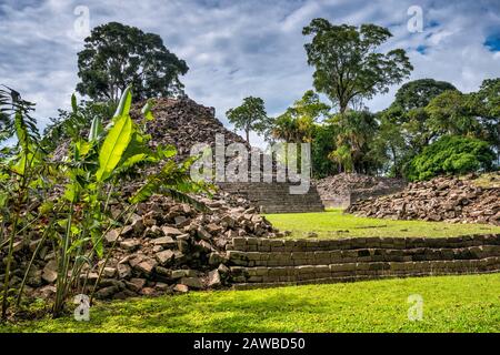 Struttura 12 a Lubaantun, rovine Maya, foresta pluviale nelle Montagne Maya, vicino al villaggio di San Pedro Columbia, distretto di Toledo, Belize Foto Stock