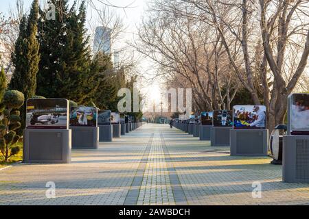 Baku, Azerbaigian 27 Gennaio 2020 - Alley Nel Baku Central Park. Foto Stock