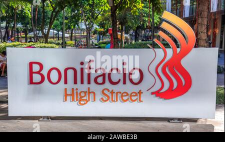 Bonifacio Global City, Metro Manila, Filippine - 19 Dicembre 2019: Bonifacio High Street Foto Stock