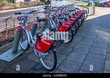 Biciclette elettriche presso il centro commerciale Kingston, i negozi di alta moda Milton Keynes, un supermercato e punti ristoro, oltre al parcheggio gratuito. Foto Stock