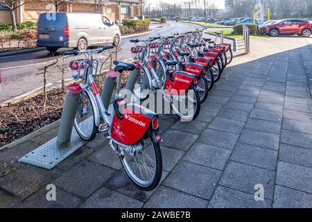 Biciclette elettriche presso il centro commerciale Kingston, i negozi di alta moda Milton Keynes, un supermercato e punti ristoro, oltre al parcheggio gratuito. Foto Stock