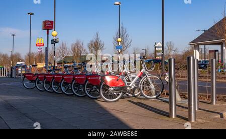 Biciclette elettriche presso il centro commerciale Kingston, i negozi di alta moda Milton Keynes, un supermercato e punti ristoro, oltre al parcheggio gratuito. Foto Stock