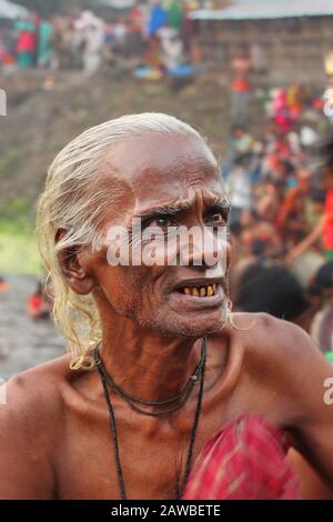 Una processione di persone della comunità indù Motua nel 201th anniversario della nascita del saggio Sri Sri Harichad Thakur e il giorno del bagno santo, in Urak Foto Stock