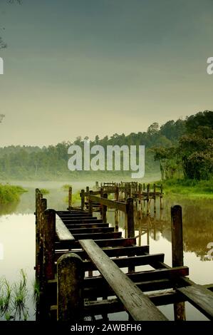 Vecchio molo in legno in rovina sul Lago Gunung Situ a Sukabumi, West Java Indonesia. Foto Stock