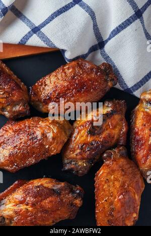 Le belle ali di pollo con barbecue di colore marrone Foto Stock