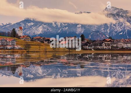 Alba invernale al Lago Hopfen con le montagne Karwendel sullo sfondo, Baviera, Germania. Foto Stock