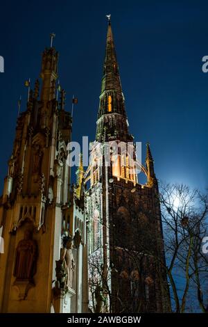 Vista gotica della cattedrale di Coventry con luce sulla luna, Midlands, Regno Unito Foto Stock