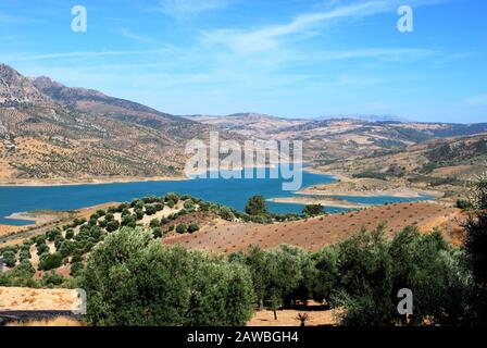 Vista sul lago artificiale verso le montagne, Zahara de la Sierra, Andalusia, Spagna Foto Stock