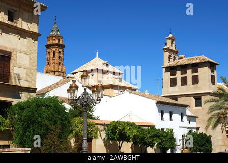 Plaza Guerrero Munoz con il museo a sinistra, la torre di Iglesia San Sebastian secondo a sinistra e Incarnazione convento al centro, Antequera, Spagna. Foto Stock