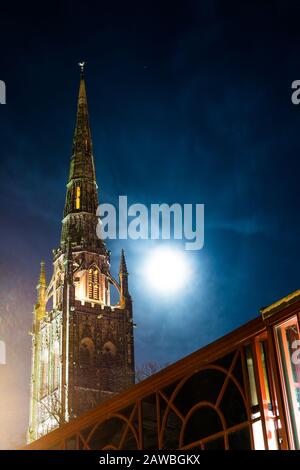 Vista gotica della cattedrale di Coventry con luce sulla luna, Midlands, Regno Unito Foto Stock