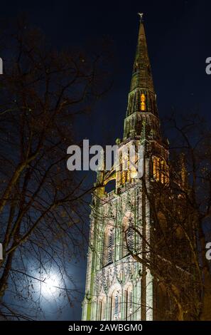 Vista gotica della cattedrale di Coventry con luce sulla luna, Midlands, Regno Unito Foto Stock