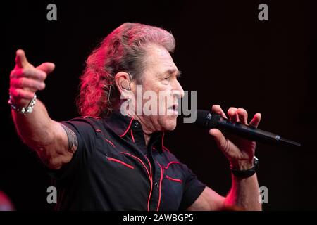 Dresda, Germania. 07th Feb, 2020. Peter Maffay, cantante, cantando al 15th Semper Opera Ball. Il motto di quest'anno della Semperopernball è "Fiabesco come rushing - Dresden rejoices". Credito: Sebastian Kahnert/Dpa-Zentralbild/Dpa/Alamy Live News Foto Stock