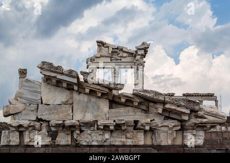 Acropoli di Pergamo, antiche colonne greche a Bergama, Izmir, Turchia Foto Stock