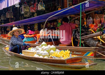 Il mercato galleggiante di Damnoen Saduak è un mercato galleggiante nel distretto di Damnoen Saduak, nella provincia di Ratchaburi, a circa 100 chilometri a sud-ovest di Bangkok, Thaila Foto Stock